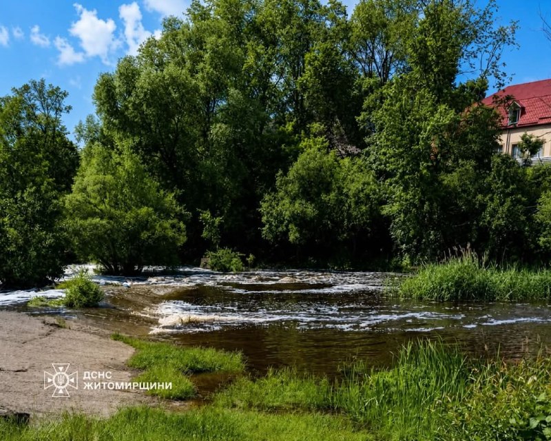 📍Тіло 31-річного чоловіка дістали водолази з річки Уж у Коростені на Житомирщині! 📍Тіло 31-річного чоловіка дістали водолази з річки Уж у Коростені на Житомирщині!