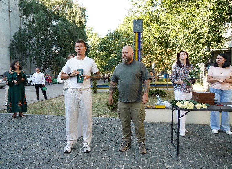 До Дня Незалежності України вручив нагороди на Алеї Захисників Луганщини До Дня Незалежності України вручив нагороди на Алеї Захисників Луганщини