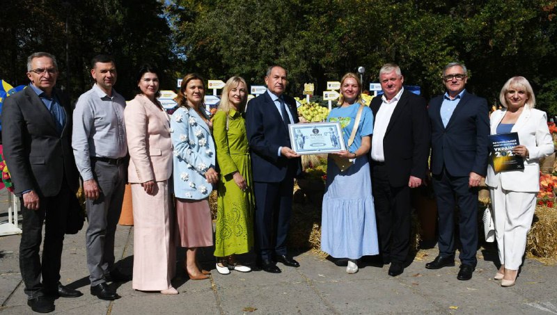 Маємо рекорд України! 🇺🇦
На Кіровоградщині створено найбільшу карту України з цьогорічного врожаю Маємо рекорд України! 🇺🇦
На Кіровоградщині створено найбільшу карту України з цьогорічного врожаю