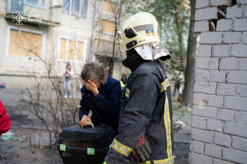 ‼️Серед уламків зруйнованого будинку в Києві рятувальники шукали всіх – і людей, і тварин ‼️Серед уламків зруйнованого будинку в Києві рятувальники шукали всіх – і людей, і тварин