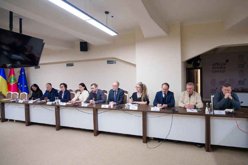 Акумулюємо всі зусилля для підтримки жителів Харківщини.
Провів робочу зустріч з делегацією представників Посольств Північно-Балтійських країн Акумулюємо всі зусилля для підтримки жителів Харківщини.
Провів робочу зустріч з делегацією представників Посольств Північно-Балтійських країн