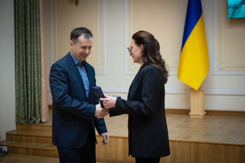 Ордени та звання від Президента і Почесні грамоти та цінні подарунки від Кабінету Міністрів Ордени та звання від Президента і Почесні грамоти та цінні подарунки від Кабінету Міністрів