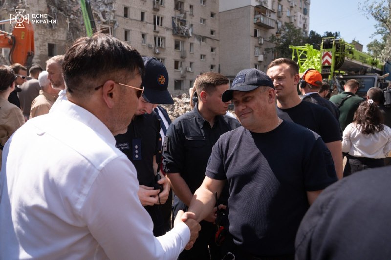Голова ДСНС Андрій Даник показав наслідки російських ударів по Києву 70 керівникам іноземних дипломатичних місій та міжнародних організацій Голова ДСНС Андрій Даник показав наслідки російських ударів по Києву 70 керівникам іноземних дипломатичних місій та міжнародних організацій