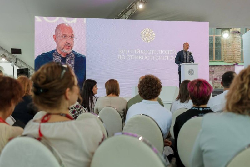 Бути енергетиком сьогодні — означає бути хоробрим. Означає брати на себе величезну відповідальність за людей, громади та за стійкість цілої країни Бути енергетиком сьогодні — означає бути хоробрим. Означає брати на себе величезну відповідальність за людей, громади та за стійкість цілої країни