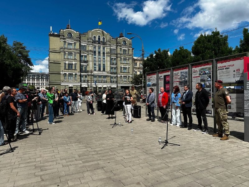 Пам’ять про оборонців Луганського аеропорту має бути вшанована окремою датою – у Києві відкрили тематичну виставку Пам’ять про оборонців Луганського аеропорту має бути вшанована окремою датою – у Києві відкрили тематичну виставку