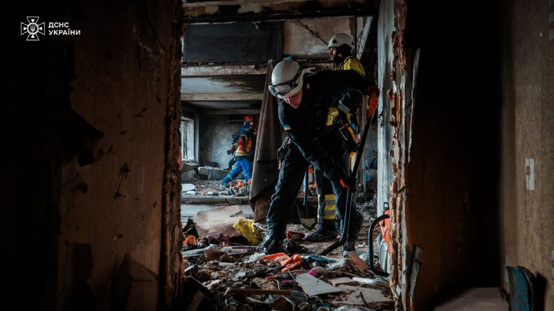 #Київ: рятувальники деблокували з-під завалів у 9-поверхівці Деснянського району ще одне тіло #Київ: рятувальники деблокували з-під завалів у 9-поверхівці Деснянського району ще одне тіло