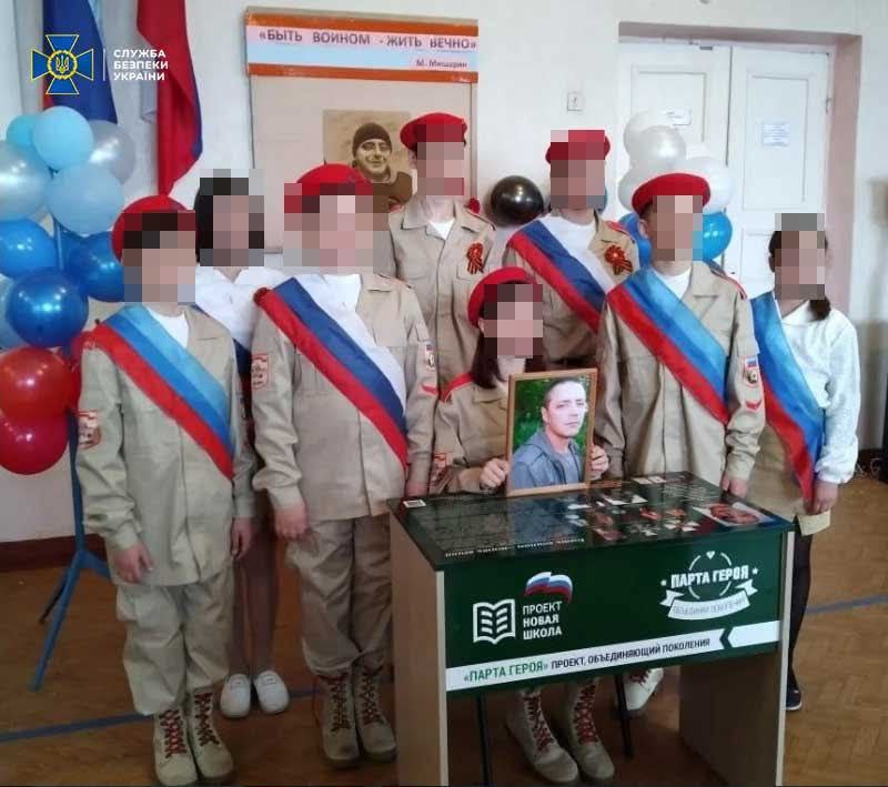 СБУ зібрала докази воєнних злочинів ворожих поплічників, які готують дітей з Луганщини до участі у війні проти України СБУ зібрала докази воєнних злочинів ворожих поплічників, які готують дітей з Луганщини до участі у війні проти України