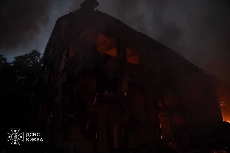 У Києві та області, в багатьох інших регіонах з ночі тривають роботи над ліквідацією наслідків російського удару У Києві та області, в багатьох інших регіонах з ночі тривають роботи над ліквідацією наслідків російського удару