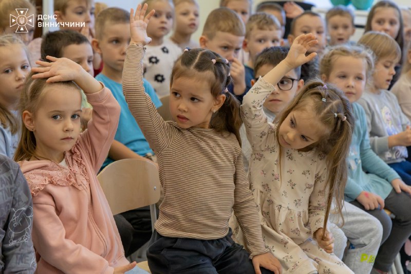 У Вінниці рятувальники провели урок безпеки для пів сотні дошкільнят! У Вінниці рятувальники провели урок безпеки для пів сотні дошкільнят!