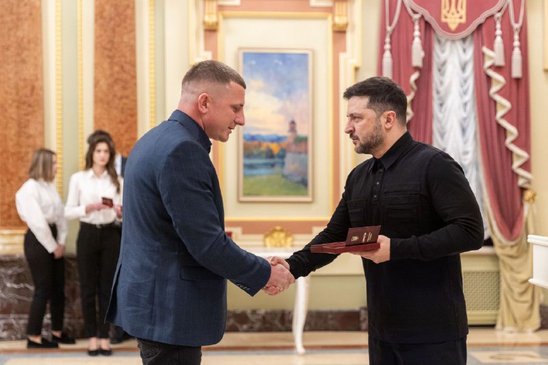 Ордени та звання від Президента і Почесні грамоти та цінні подарунки від Кабінету Міністрів Ордени та звання від Президента і Почесні грамоти та цінні подарунки від Кабінету Міністрів