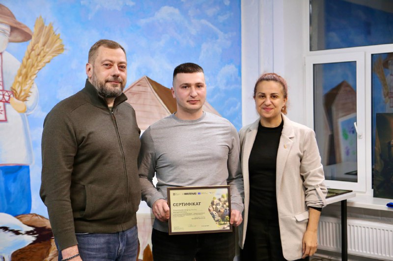 Разом із міністеркою у справах ветеранів Наталією Калмиковою передали сертифікати на житло 13 нашим воїнам Разом із міністеркою у справах ветеранів Наталією Калмиковою передали сертифікати на житло 13 нашим воїнам