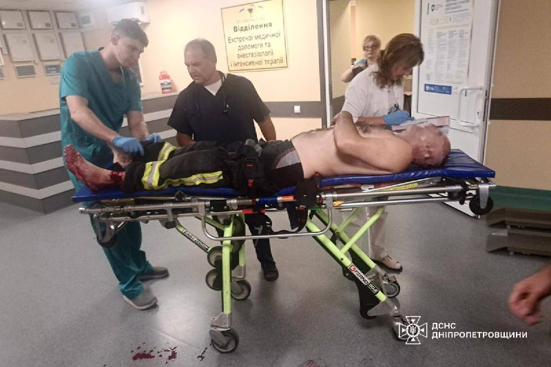 ❗️У Нікополі внаслідок влучання дрону отримали травми три рятувальника та двоє цивільних людей ❗️У Нікополі внаслідок влучання дрону отримали травми три рятувальника та двоє цивільних людей