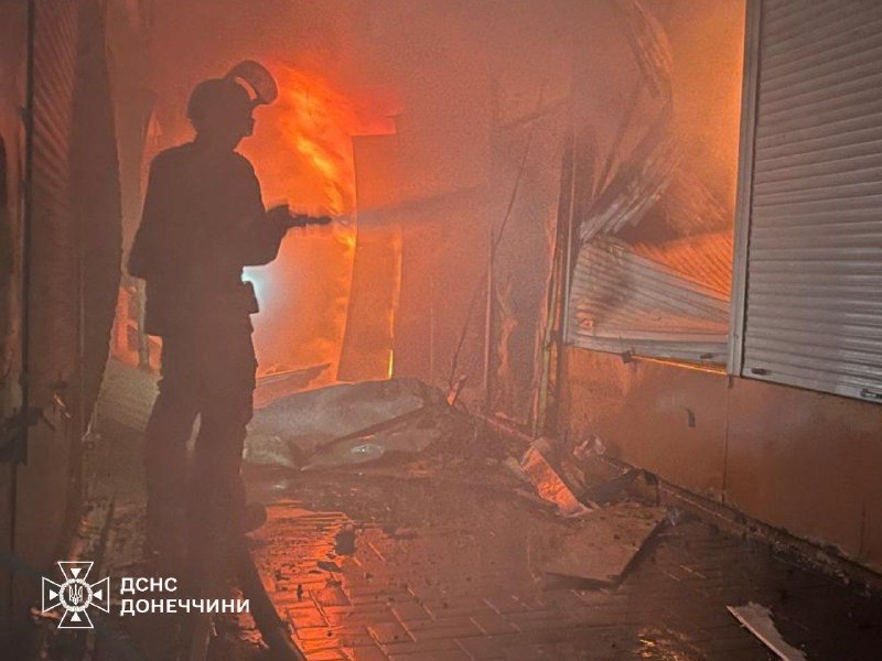 🔴 Вчора ввечері росіяни обстріляли Краматорськ на Донеччині: виникла пожежа на території підприємства 🔴 Вчора ввечері росіяни обстріляли Краматорськ на Донеччині: виникла пожежа на території підприємства