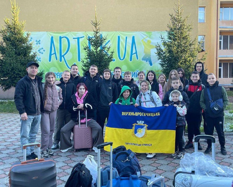 Ще двадцятеро дітей з Херсонщини вирушили на оздоровлення та відпочинок до Міжнародного дитячого центру «Артек». Ще двадцятеро дітей з Херсонщини вирушили на оздоровлення та відпочинок до Міжнародного дитячого центру «Артек».