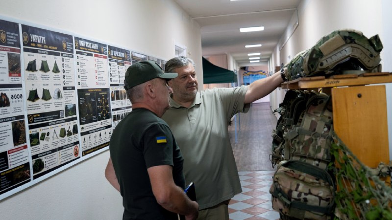 Провів зустріч із командою Житомирського обласного центру підготовки громадян до національного спротиву. Провів зустріч із командою Житомирського обласного центру підготовки громадян до національного спротиву.