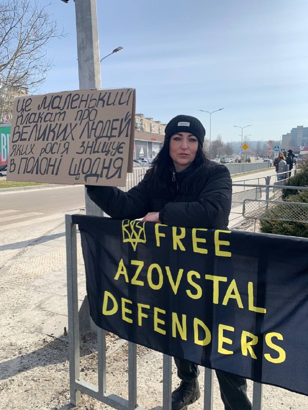 «Коли ти закриваєш очі, їх перестає бачити весь світ»: маріупольці виходять на акції з підтримки військовополонених «Коли ти закриваєш очі, їх перестає бачити весь світ»: маріупольці виходять на акції з підтримки військовополонених