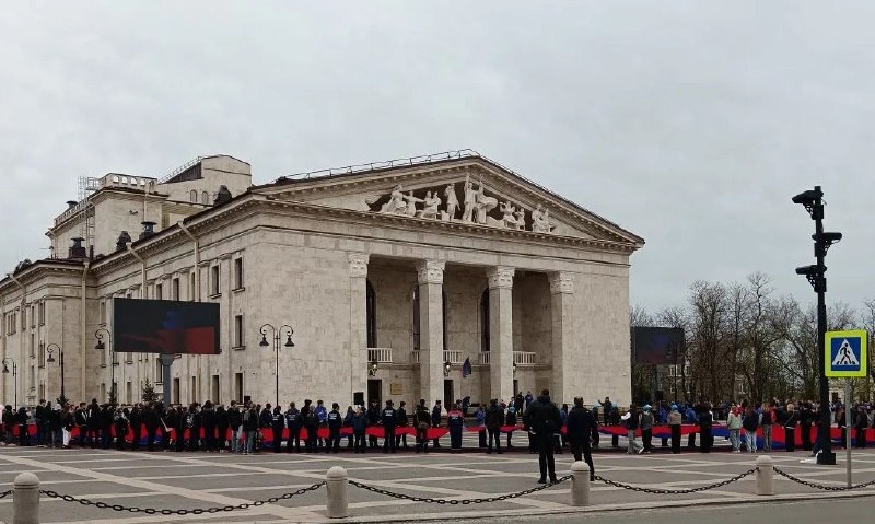 😡Окупанти влаштували пропагандистську акцію на місці трагедії у Маріуполі
😣Біля "відновленого" 😡Окупанти влаштували пропагандистську акцію на місці трагедії у Маріуполі
😣Біля "відновленого"
