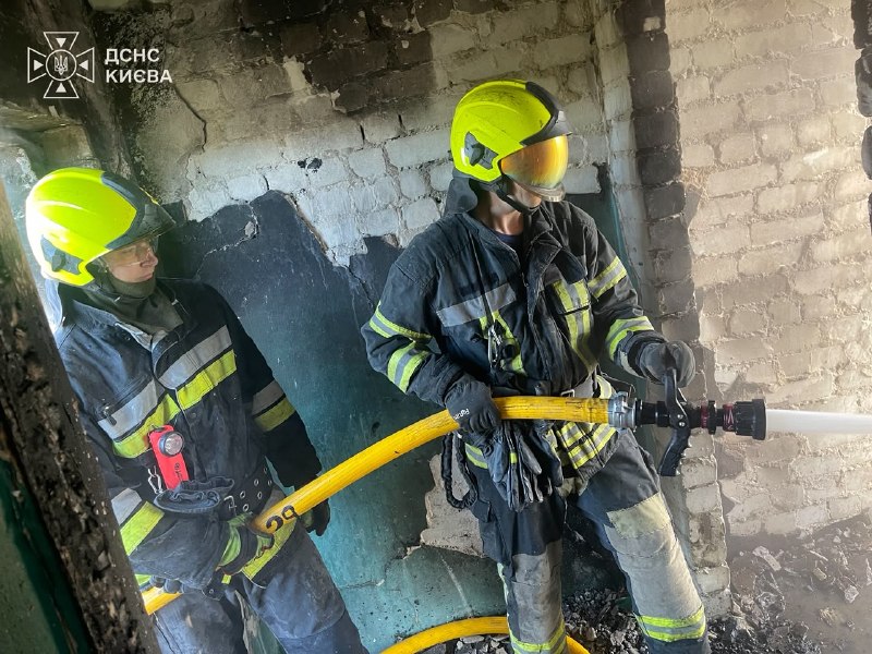 #Київ: 1 людина загинула, ще 2 постраждали внаслідок ранкової російської атаки
Виникли пожежі у декількох районах столиці
📍Дарницький район #Київ: 1 людина загинула, ще 2 постраждали внаслідок ранкової російської атаки
Виникли пожежі у декількох районах столиці
📍Дарницький район