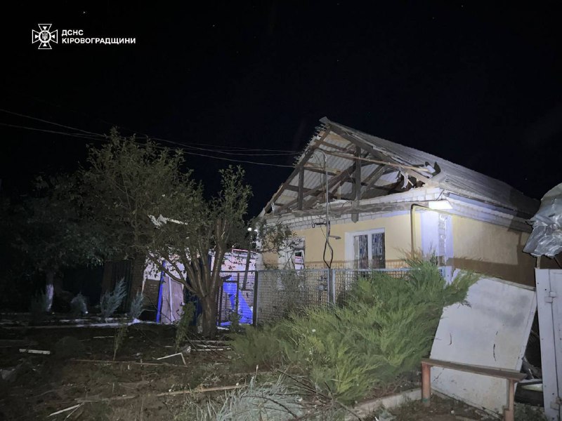 На Кіровоградщині рятувальники ліквідовують наслідки дронової атаки
Вночі 3 вересня росія завдала удару по Знам'янській громаді На Кіровоградщині рятувальники ліквідовують наслідки дронової атаки
Вночі 3 вересня росія завдала удару по Знам'янській громаді