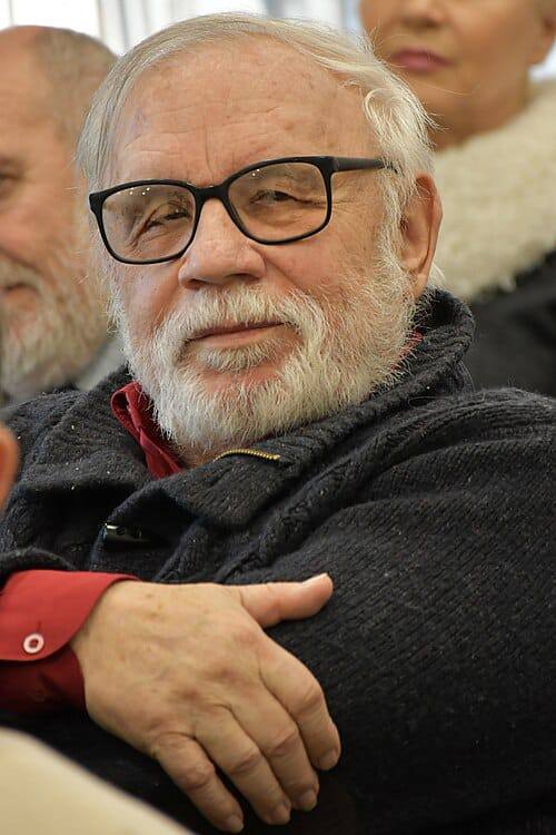 З великим сумом дізнався, що відійшов у вічність Роман Дмитрович Горак.
Лауреат Шевченківської премії З великим сумом дізнався, що відійшов у вічність Роман Дмитрович Горак.
Лауреат Шевченківської премії