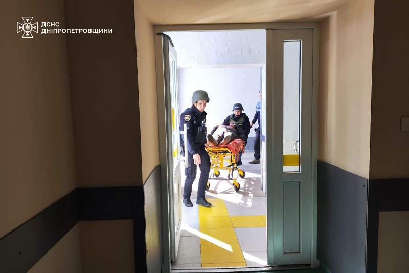 🔴 росіяни обстріляли Дніпропетровщину!
▪️У Нікополі поранені 10 людей, серед них — півторарічна дівчинка та 17-річний хлопець. 🔴 росіяни обстріляли Дніпропетровщину!
▪️У Нікополі поранені 10 людей, серед них — півторарічна дівчинка та 17-річний хлопець.