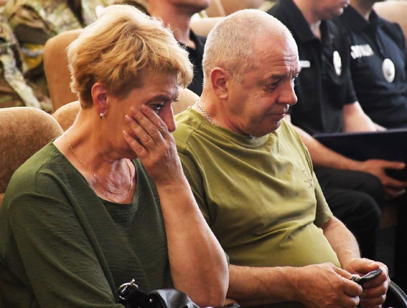 Сьогодні виконав почесну і хвилюючу місію - вручив бойові нагороди рідним загиблих на фронті правоохоронців. Сьогодні виконав почесну і хвилюючу місію - вручив бойові нагороди рідним загиблих на фронті правоохоронців.