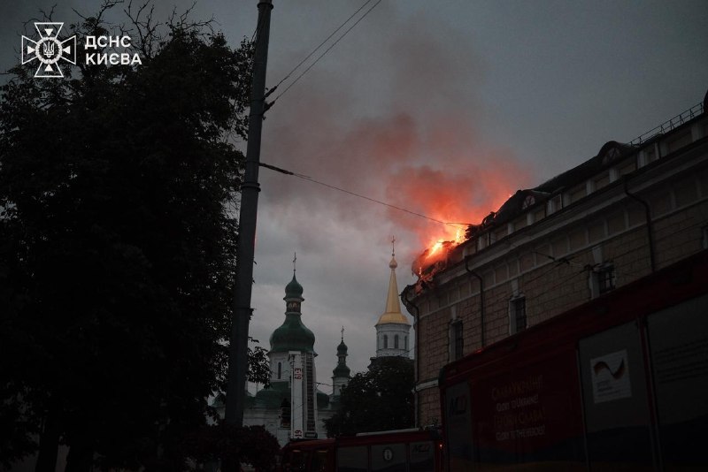 #Київ: попередньо 4 людини загинули, ще 25 постраждали, з них 2 дитини, через російську масовану атаку по місту #Київ: попередньо 4 людини загинули, ще 25 постраждали, з них 2 дитини, через російську масовану атаку по місту