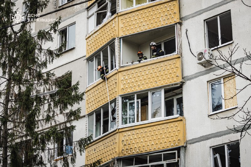 📍У Харкові рятувальники проводили аварійно-відновлювальні роботи після російських обстрілів в Основ’янському та Слобідському районах 📍У Харкові рятувальники проводили аварійно-відновлювальні роботи після російських обстрілів в Основ’янському та Слобідському районах