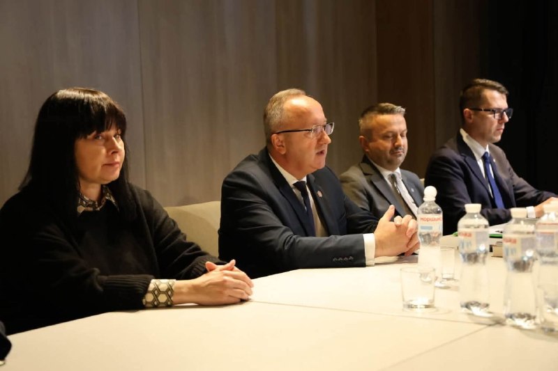 Перша за десять років офіційна зустріч очільників УІНП та ІНП Польщі
14 жовтня у Львові Перша за десять років офіційна зустріч очільників УІНП та ІНП Польщі
14 жовтня у Львові