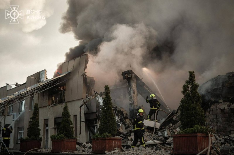 У Києві триває ліквідація наслідків російської атаки: рятувальники розбирають завали, шукають людей, надають допомогу У Києві триває ліквідація наслідків російської атаки: рятувальники розбирають завали, шукають людей, надають допомогу