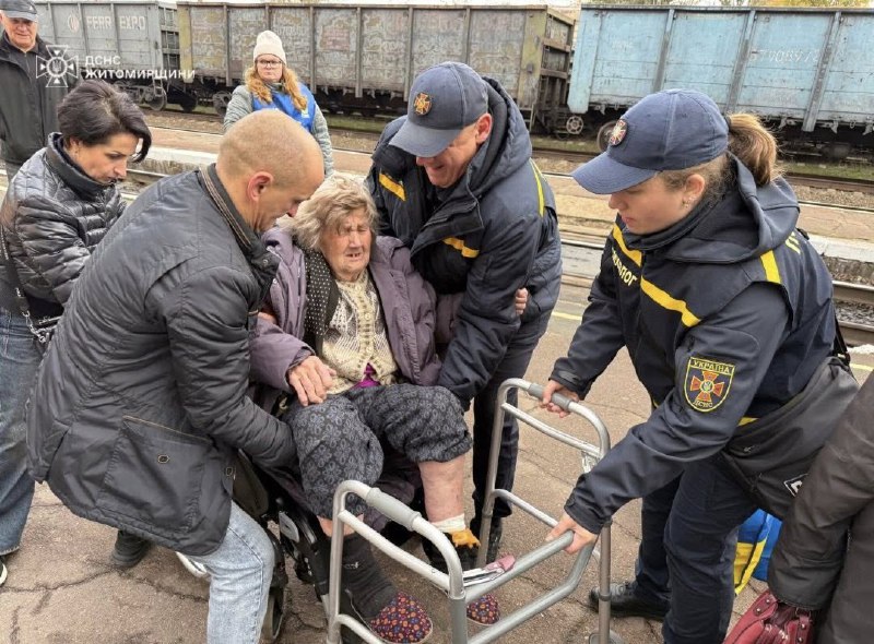 🚆30 літніх людей з інвалідністю, підопічних геріатричного пансіонату, зустріли рятувальники Житомирщини 🚆30 літніх людей з інвалідністю, підопічних геріатричного пансіонату, зустріли рятувальники Житомирщини