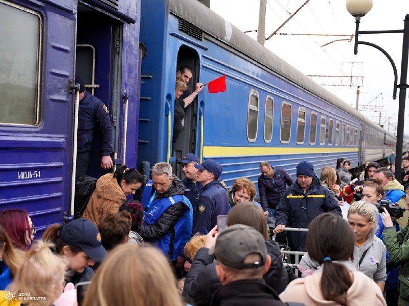 24 людини, з яких 17 дітей, прибули евакуаційним потягом у Мукачево з Донецької області 24 людини, з яких 17 дітей, прибули евакуаційним потягом у Мукачево з Донецької області