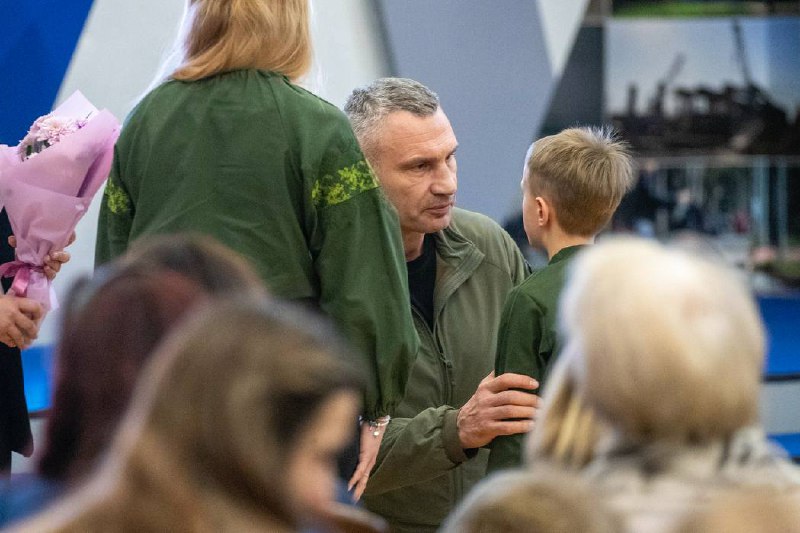 У День Соборності України, зустрівся з рідними загиблих Героїв-захисників та вручив нагороди від столиці —... У День Соборності України, зустрівся з рідними загиблих Героїв-захисників та вручив нагороди від столиці —...