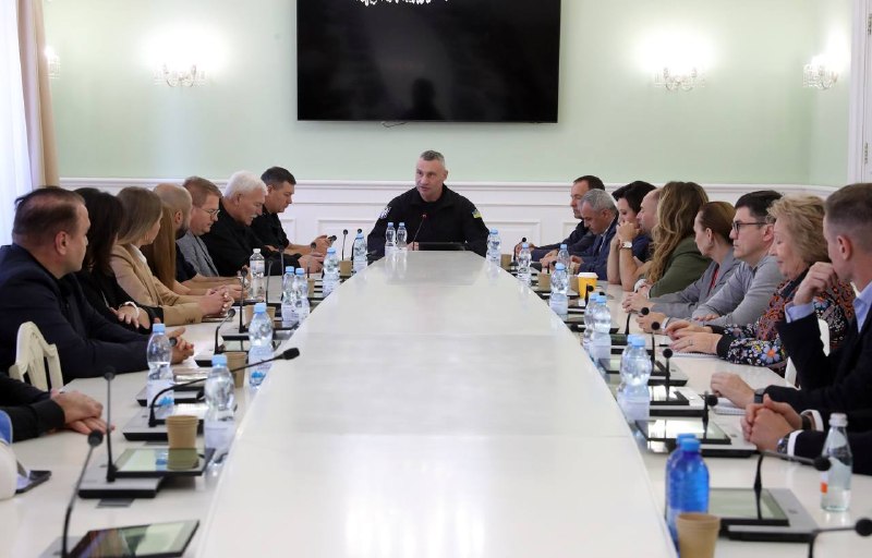 Зустрівся з власниками, представниками великого бізнесу, який працює в Києві та Україні. Зустрівся з власниками, представниками великого бізнесу, який працює в Києві та Україні.