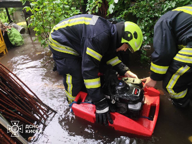 ⛈ Негода в Україні: рятувальники ліквідовують наслідки стихії!
Сильні дощі та шквальний вітер наробили лиха у Києві ⛈ Негода в Україні: рятувальники ліквідовують наслідки стихії!
Сильні дощі та шквальний вітер наробили лиха у Києві