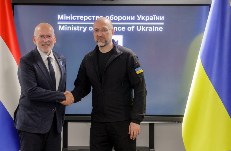 🇺🇦🇳🇱 Був радий зустрітися з лідером Альянсу зелених та лейбористів у Палаті представників Нідерландів Франсом Тіммермансом.
Пан Тіммерманс 🇺🇦🇳🇱 Був радий зустрітися з лідером Альянсу зелених та лейбористів у Палаті представників Нідерландів Франсом Тіммермансом.
Пан Тіммерманс