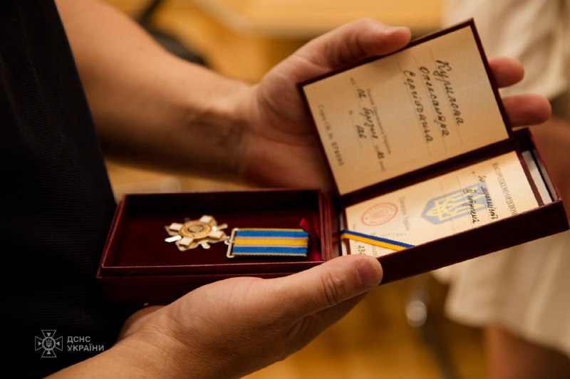 🇺🇦 У День Конституції державними нагородами відзначили героїв-рятувальників. 🇺🇦 У День Конституції державними нагородами відзначили героїв-рятувальників.