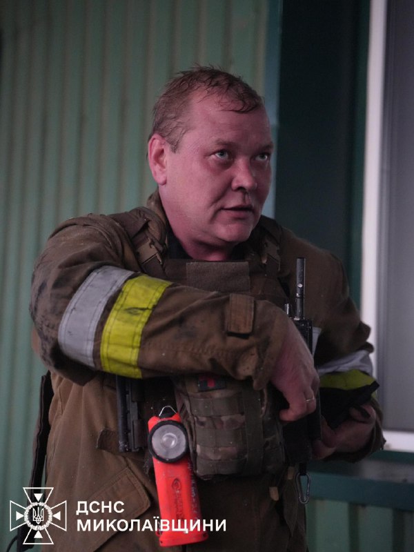 💪Незламні вогнеборці Миколаєва
Обличчя в кіптяві, очі — повні втоми й сили водночас. 💪Незламні вогнеборці Миколаєва
Обличчя в кіптяві, очі — повні втоми й сили водночас.