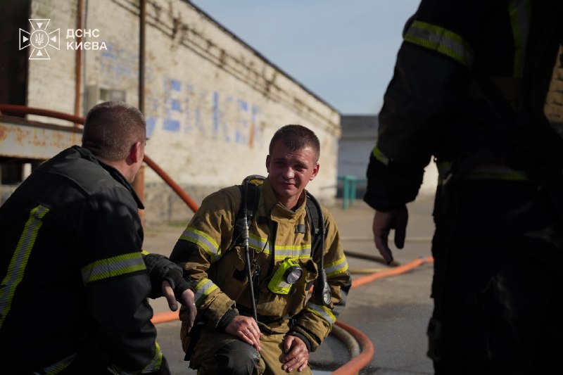 #Київ: до 3 людей зросла кількість жертв російської атаки по столиці в ніч на 8 вересня, ще 25 людей постраждали #Київ: до 3 людей зросла кількість жертв російської атаки по столиці в ніч на 8 вересня, ще 25 людей постраждали