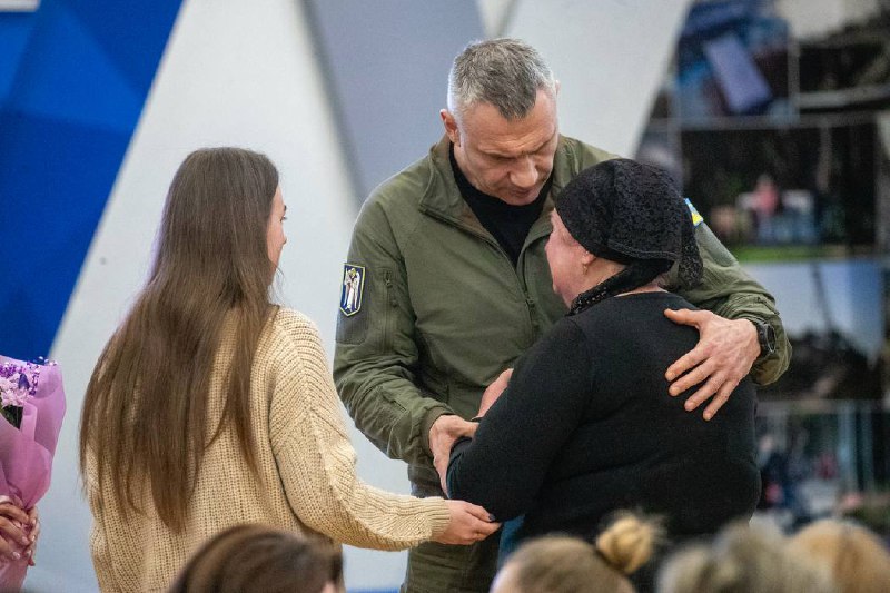 У День Соборності України, зустрівся з рідними загиблих Героїв-захисників та вручив нагороди від столиці —... У День Соборності України, зустрівся з рідними загиблих Героїв-захисників та вручив нагороди від столиці —...