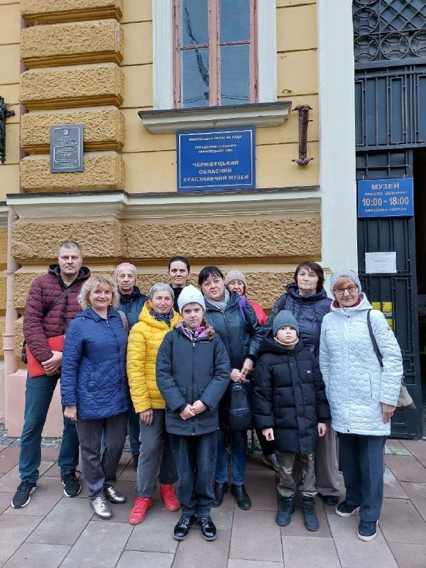 Чернівецький координаційний центр «Вільні разом» надає системну підтримку переселенцям з Херсонщини. Чернівецький координаційний центр «Вільні разом» надає системну підтримку переселенцям з Херсонщини.