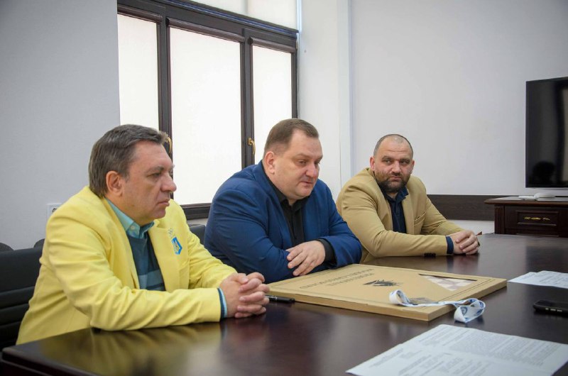 Провів зустріч із представниками Харківської обласної федерації шахів. Провів зустріч із представниками Харківської обласної федерації шахів.