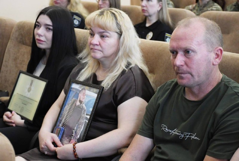 Сьогодні виконав почесну і хвилюючу місію - вручив бойові нагороди рідним загиблих на фронті правоохоронців. Сьогодні виконав почесну і хвилюючу місію - вручив бойові нагороди рідним загиблих на фронті правоохоронців.