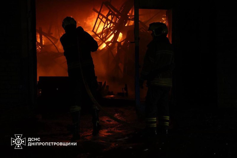 росіяни знову атакували  Дніпропетровщину
У Дніпрі внаслідок ворожої атаки виникла пожежа на території цивільного підприємства росіяни знову атакували  Дніпропетровщину
У Дніпрі внаслідок ворожої атаки виникла пожежа на території цивільного підприємства