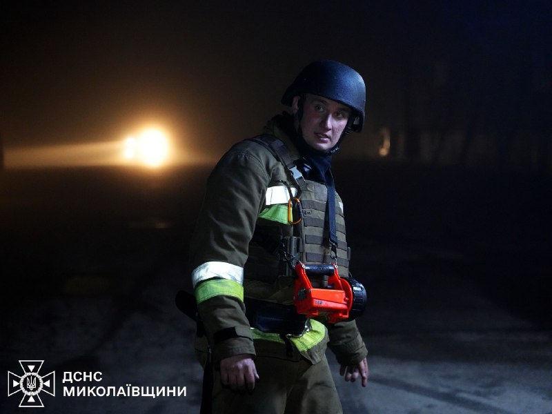 💪Незламні вогнеборці Миколаєва
Обличчя в кіптяві, очі — повні втоми й сили водночас. 💪Незламні вогнеборці Миколаєва
Обличчя в кіптяві, очі — повні втоми й сили водночас.