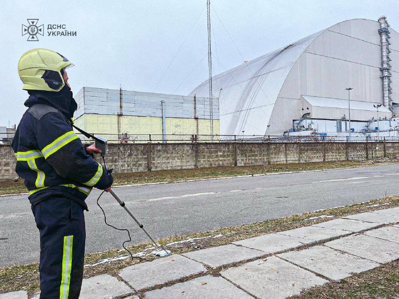 Усі необхідні екстрені служби задіяні до ліквідації наслідків удару російського дрону по ЧАЕС Усі необхідні екстрені служби задіяні до ліквідації наслідків удару російського дрону по ЧАЕС
