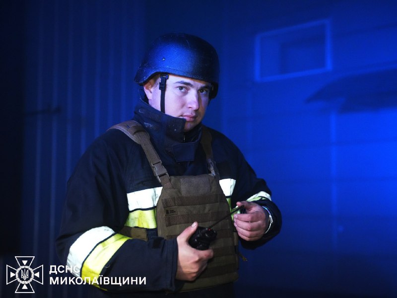 💪Незламні вогнеборці Миколаєва
Обличчя в кіптяві, очі — повні втоми й сили водночас. 💪Незламні вогнеборці Миколаєва
Обличчя в кіптяві, очі — повні втоми й сили водночас.