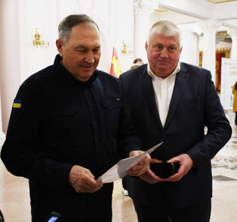 Завжди радий спілкуванню з талановитими, творчими та креативними представниками культурної спільноти Кіровоградщини. Завжди радий спілкуванню з талановитими, творчими та креативними представниками культурної спільноти Кіровоградщини.