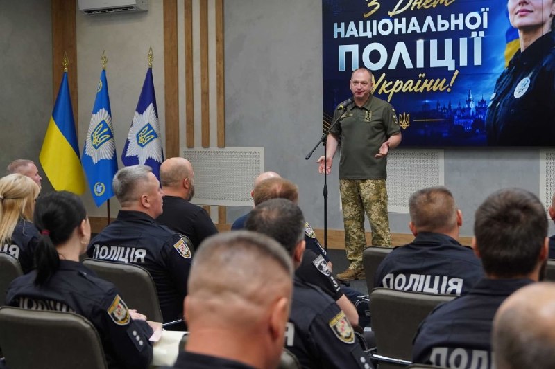 Поліцейських Луганщини привітали з професійним святом, відзначивши державними й відомчими нагородами Поліцейських Луганщини привітали з професійним святом, відзначивши державними й відомчими нагородами