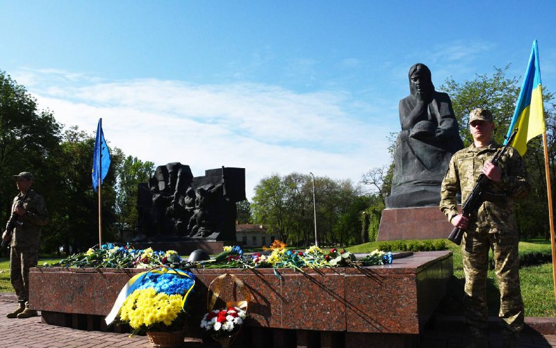 Сьогодні – 80 років перемоги над нацизмом у Другій світовій війні.
Перемоги, якої б не було без України Сьогодні – 80 років перемоги над нацизмом у Другій світовій війні.
Перемоги, якої б не було без України